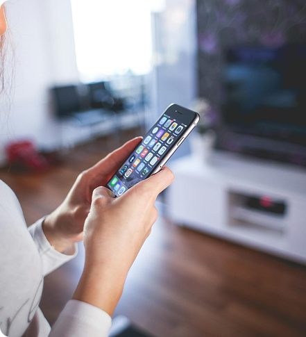 Personne tenant un smartphone
